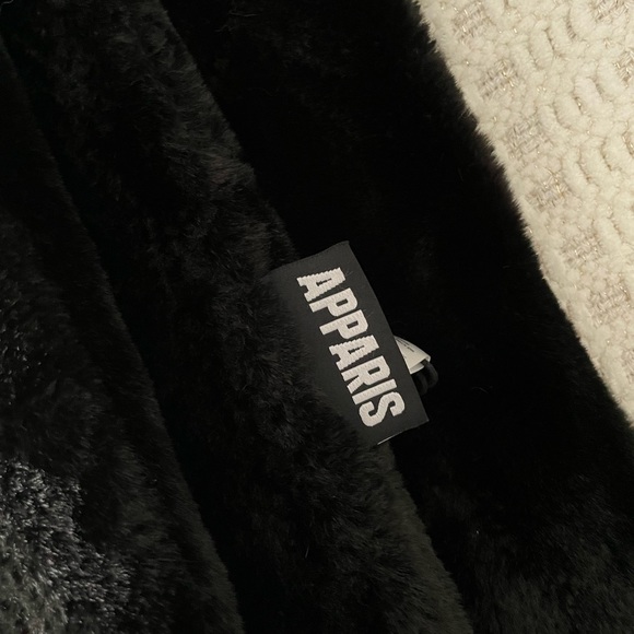 Apparis Black Throw Blanket - Picture 4 of 5